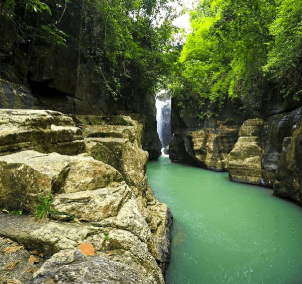 Air Terjun Cunca Wulang Eksotisme Kolam Dibalik Tebing