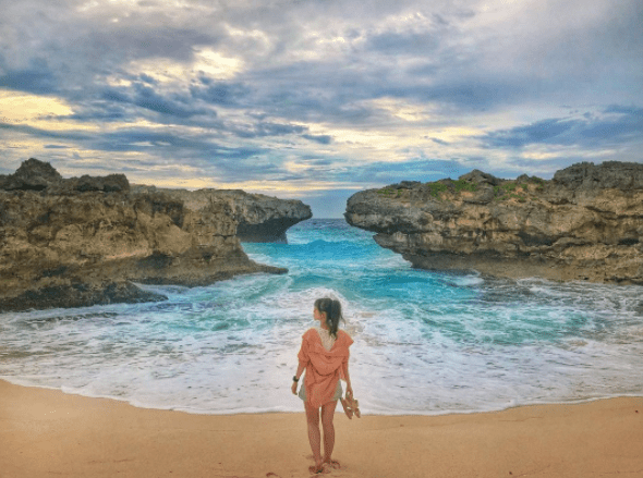 Pantai Mandorak Sumba Barat Daya, Keindahan Dibalik Tebing