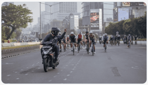 Pemotor Plat AA Acungkan Jari Tengah ke Rombongan Pesepeda di Jakarta, Fotonya Viral